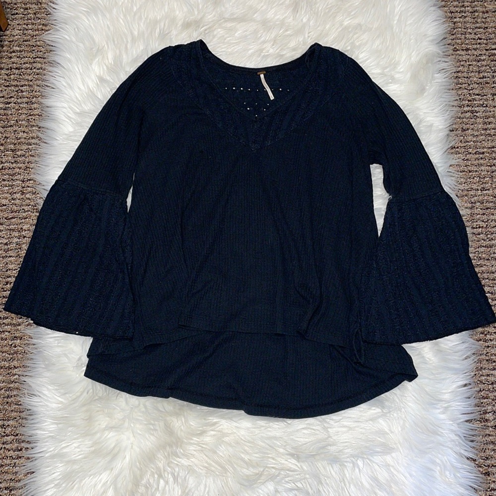 3 for $50🎉 free people flowy bell sleeve black long sleeve v neck top